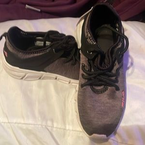 🦋0027 Fila shoes size 2 big kids🦋
